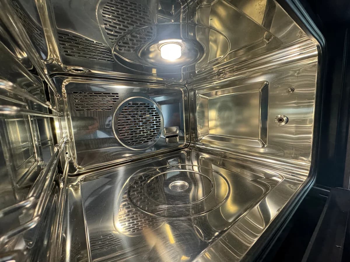Intérieur du même four inox après nettoyage