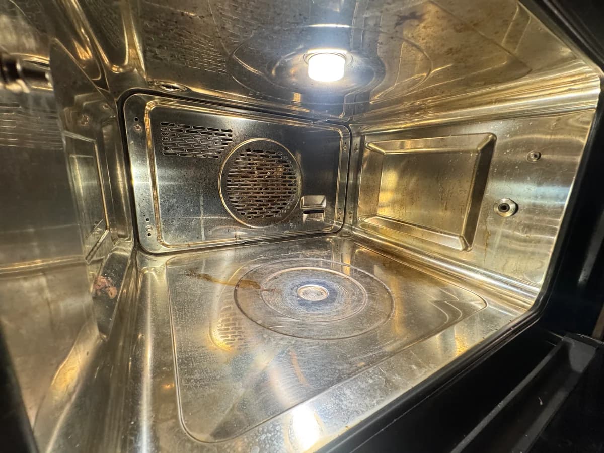 Intérieur du four inox avant nettoyage, traces et dépôts visibles